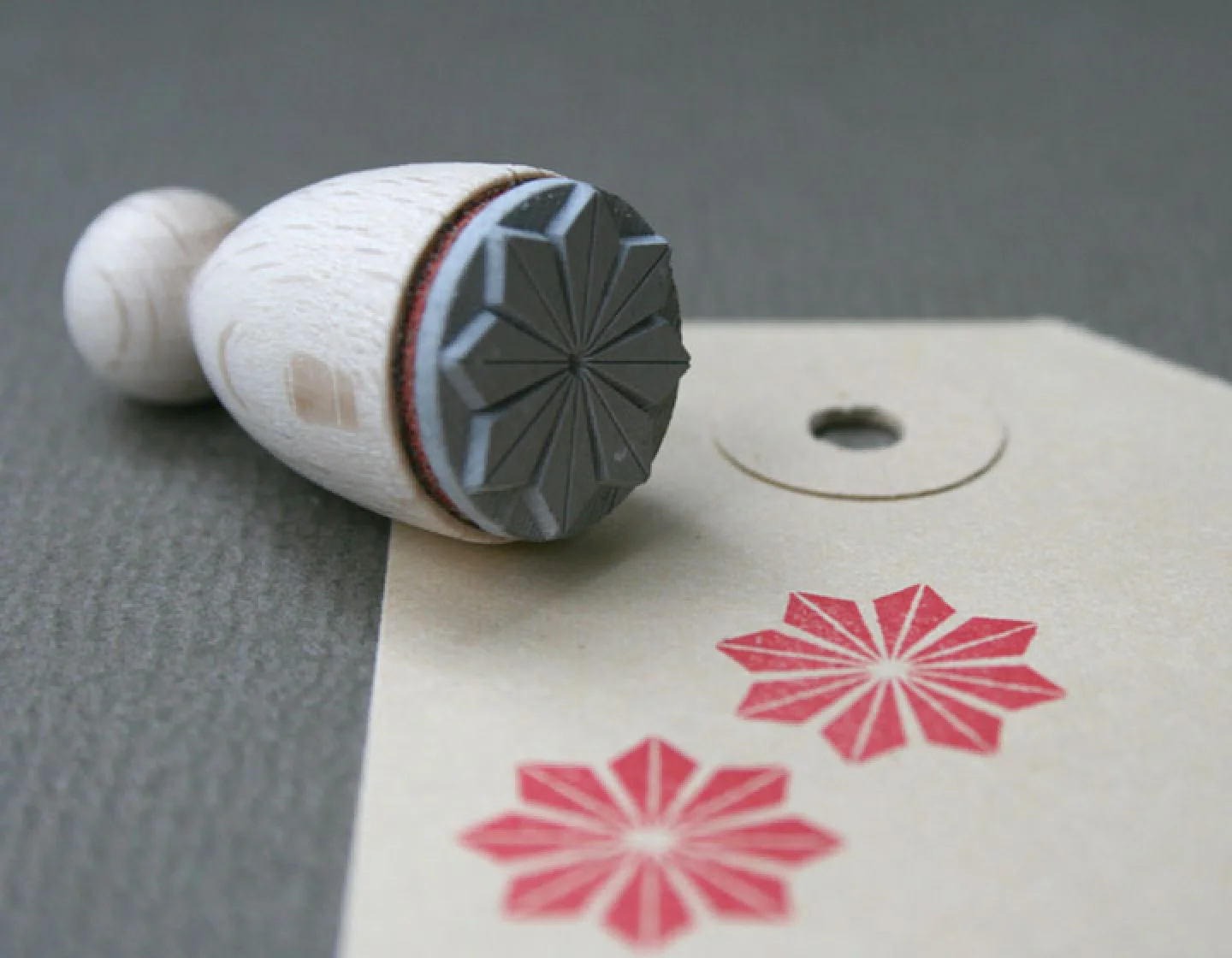 Perlenfischer houten stempel bloem papie.