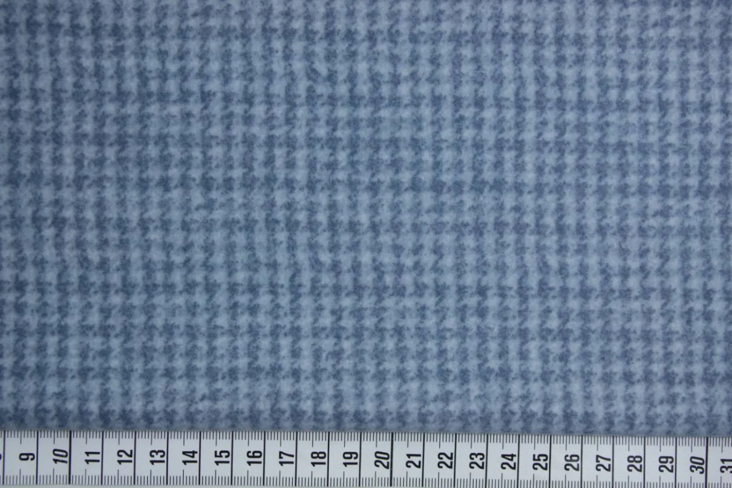 lichtblauw met blauw- pied de poule ruit.
