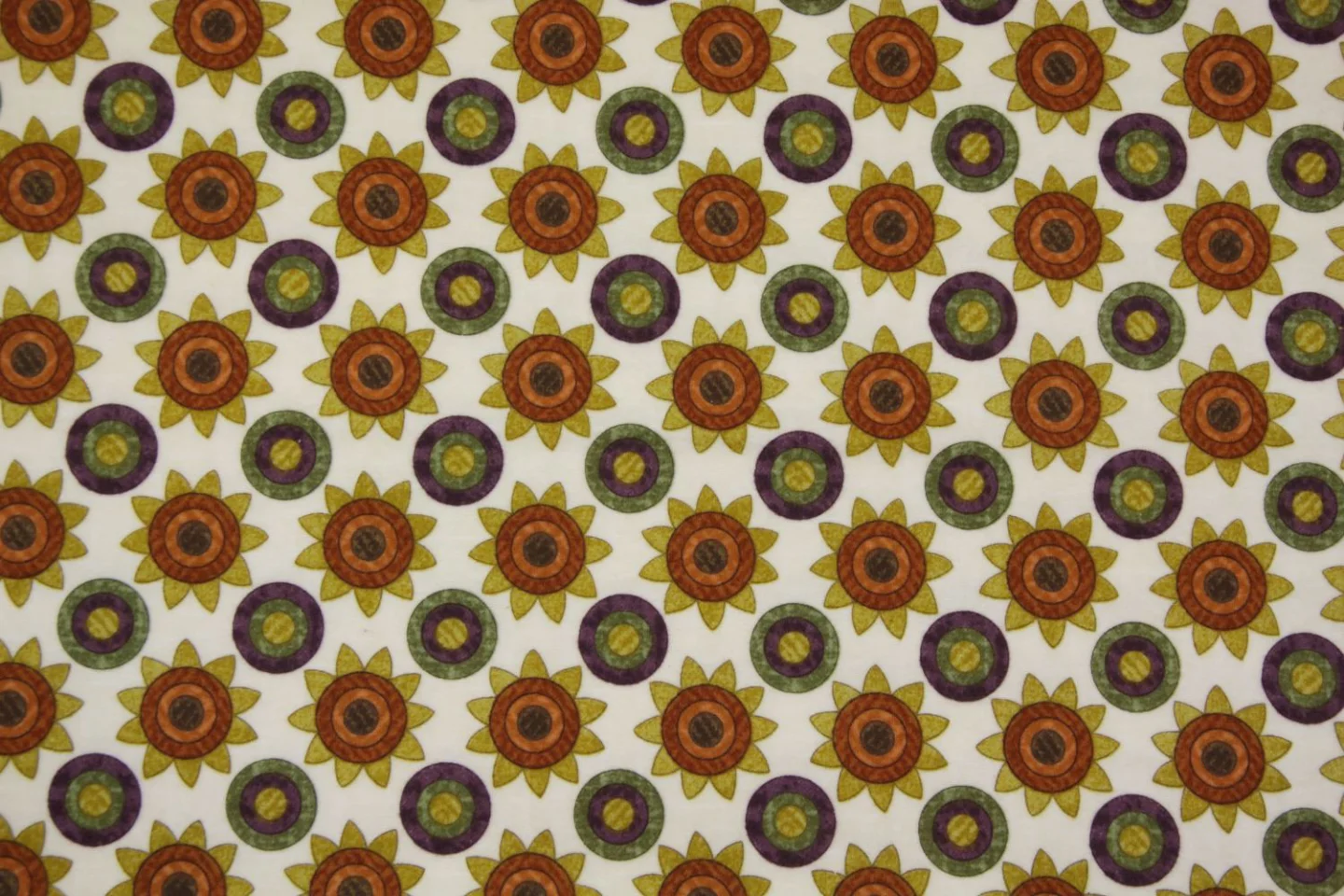 quiltstof-Ivoor met bloemen en dots-flan.