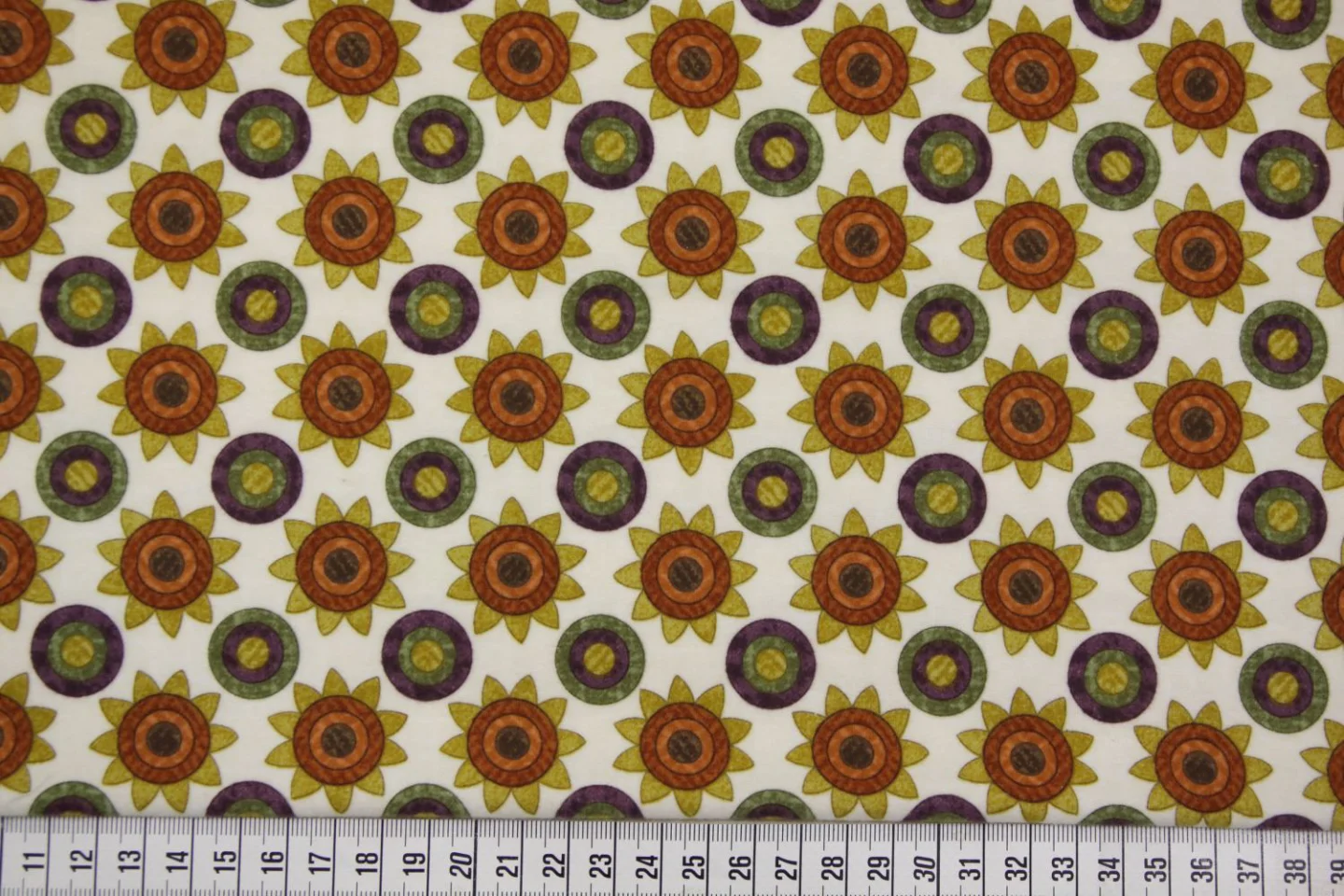 quiltstof-Ivoor met bloemen en dots-flan.
