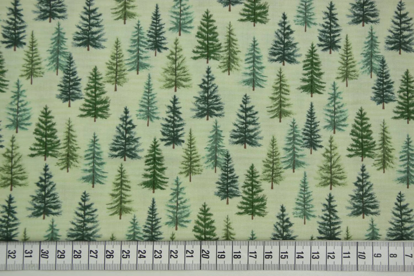 quiltstof-kerst-zacht groen met dennenbo.