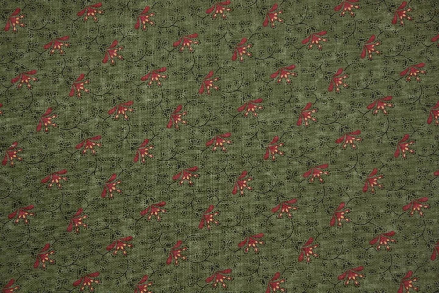 quiltstof-donker legergroen met rood blo.