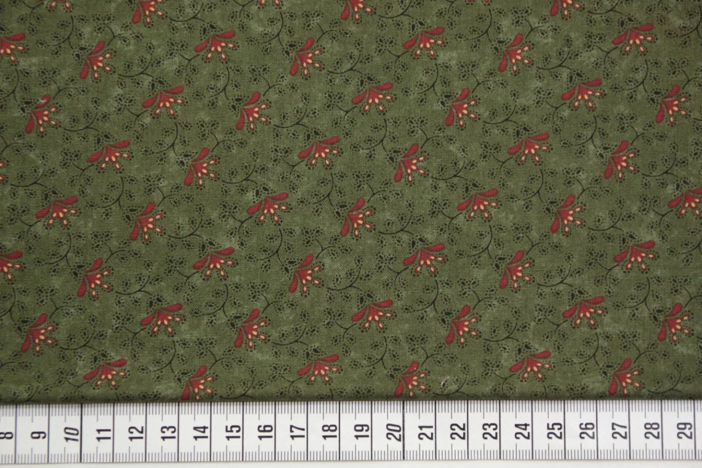 quiltstof-donker legergroen met rood blo.