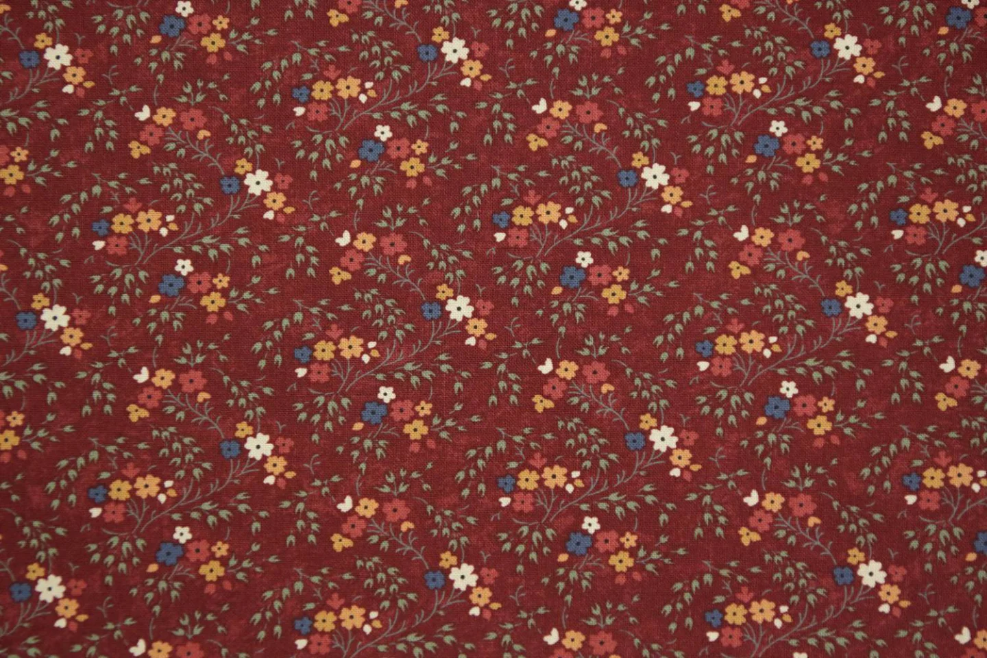 quiltstof-donkerrood met bloemetje-Moda-.
