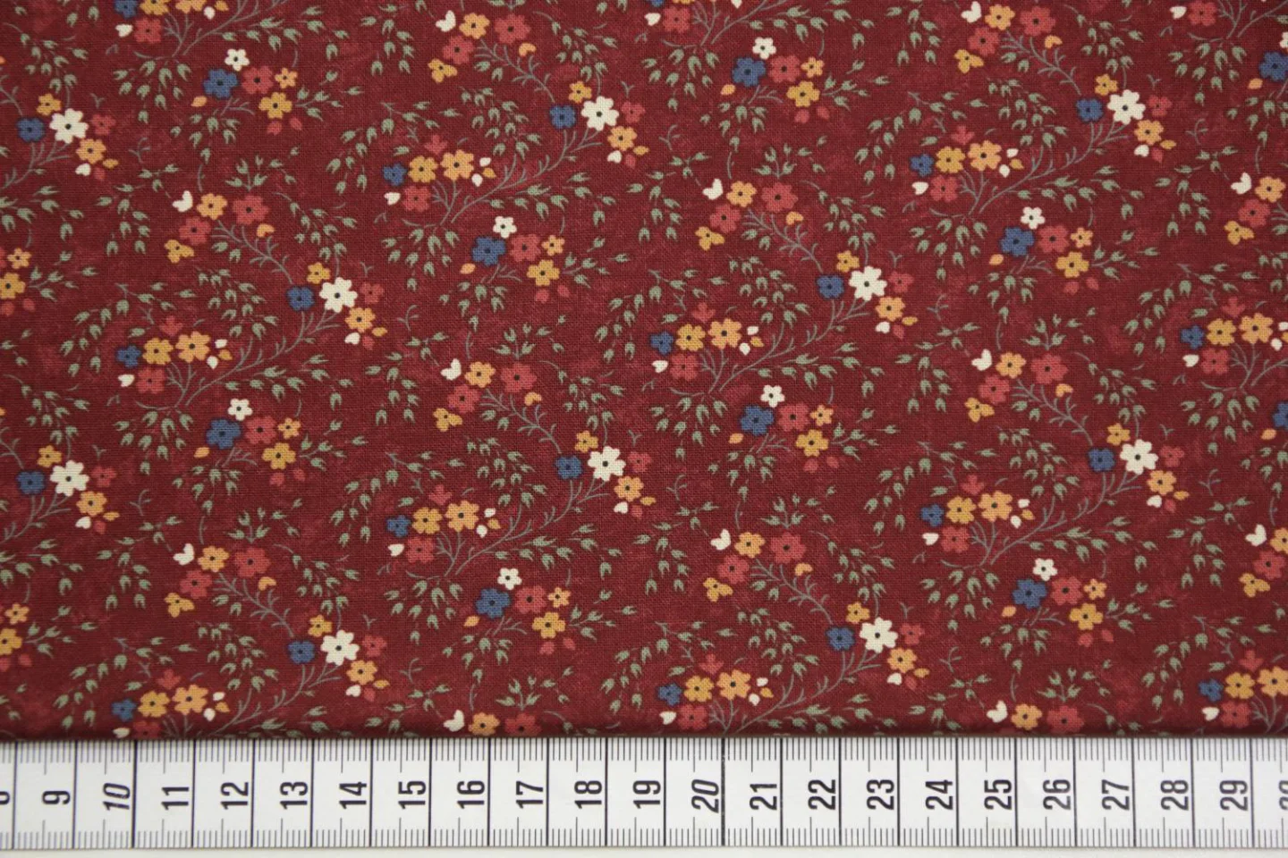 quiltstof-donkerrood met bloemetje-Moda-.