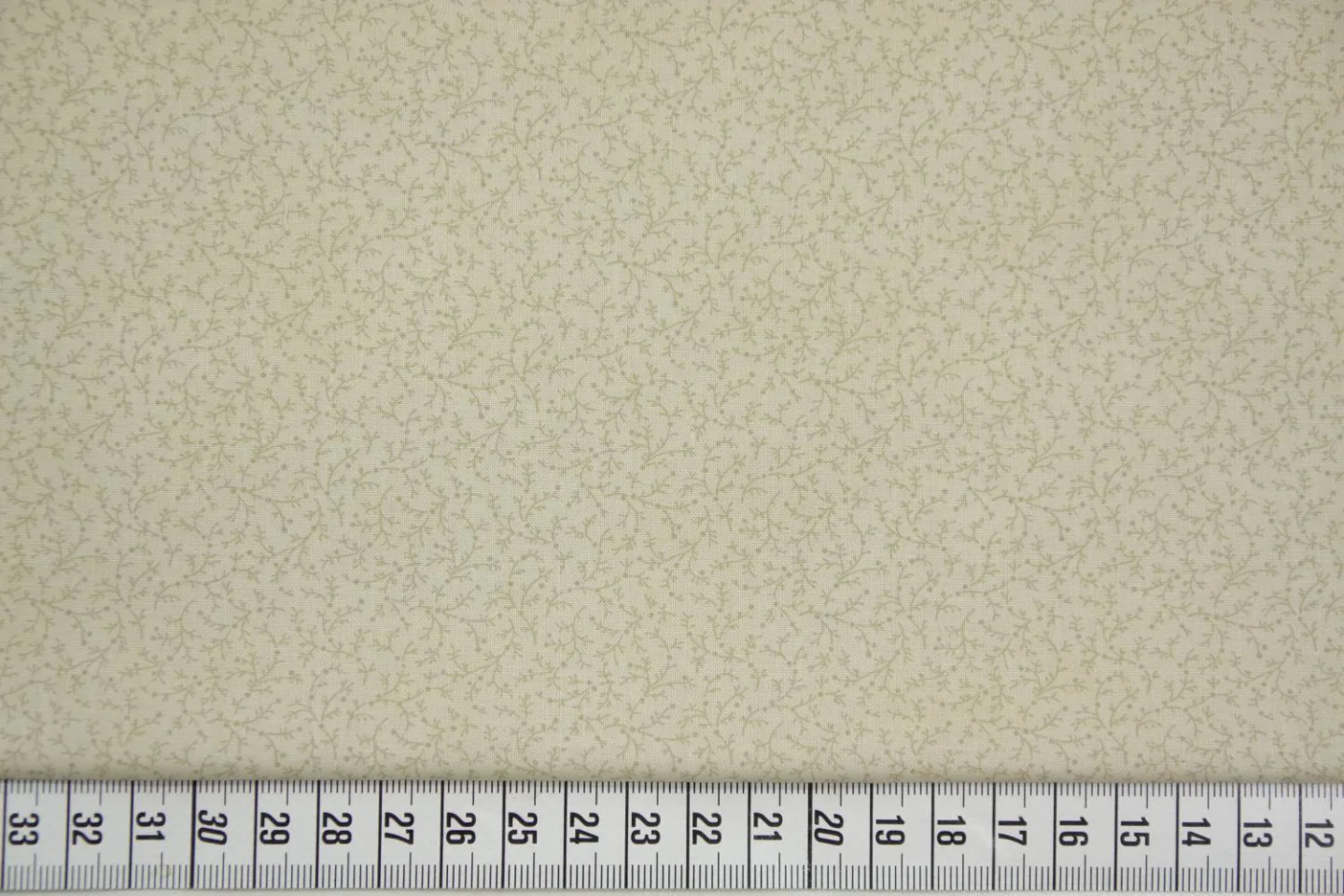 quiltstof-beige met taupe takje-Moda-Mod.