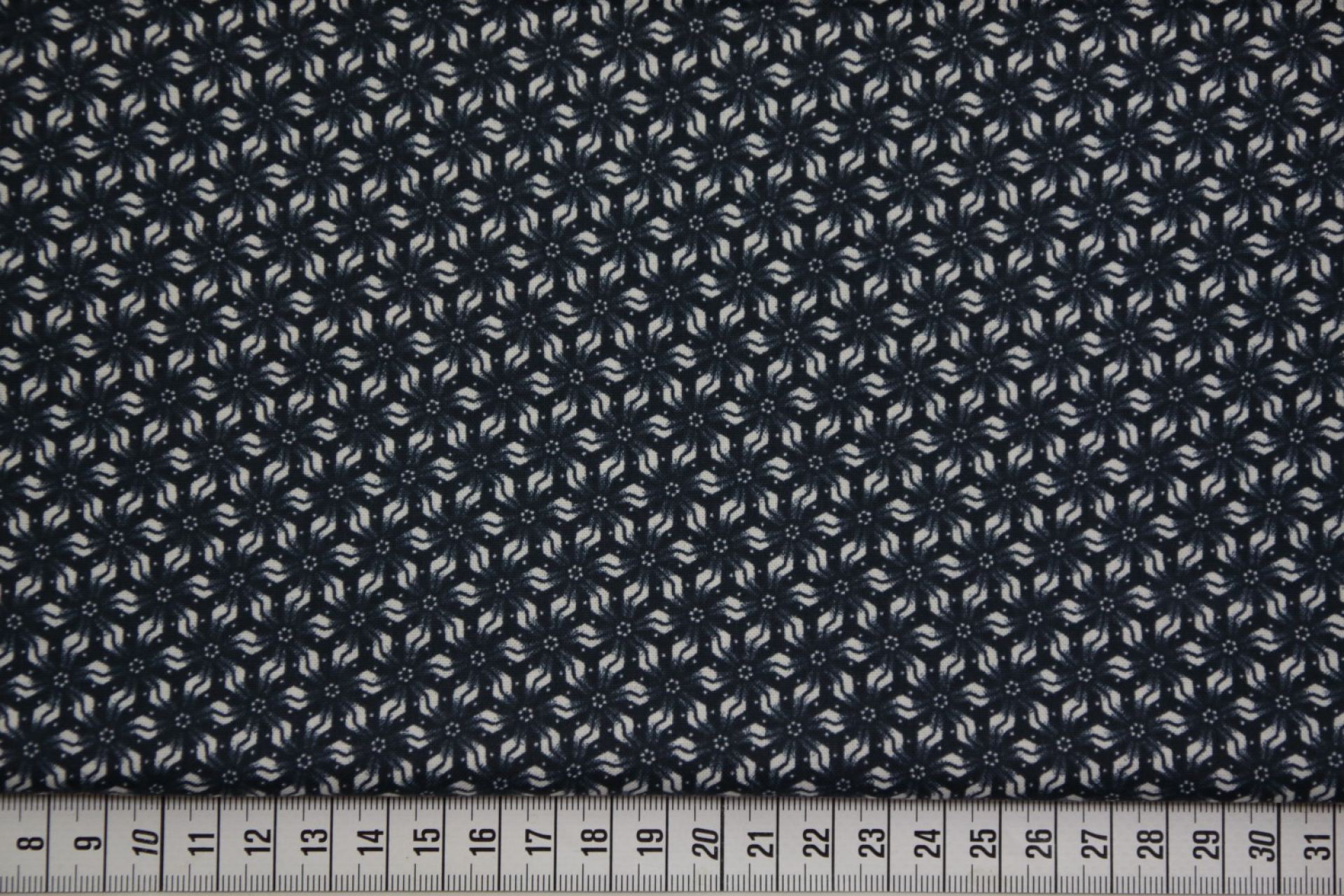 quiltstof-Donkerblauw met ivoor bloempat