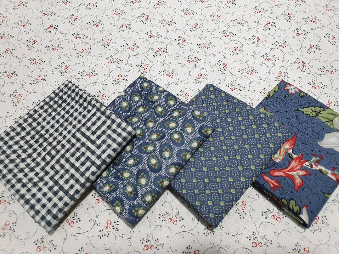 stofcombi ivoor blauw gestippelde takjes.