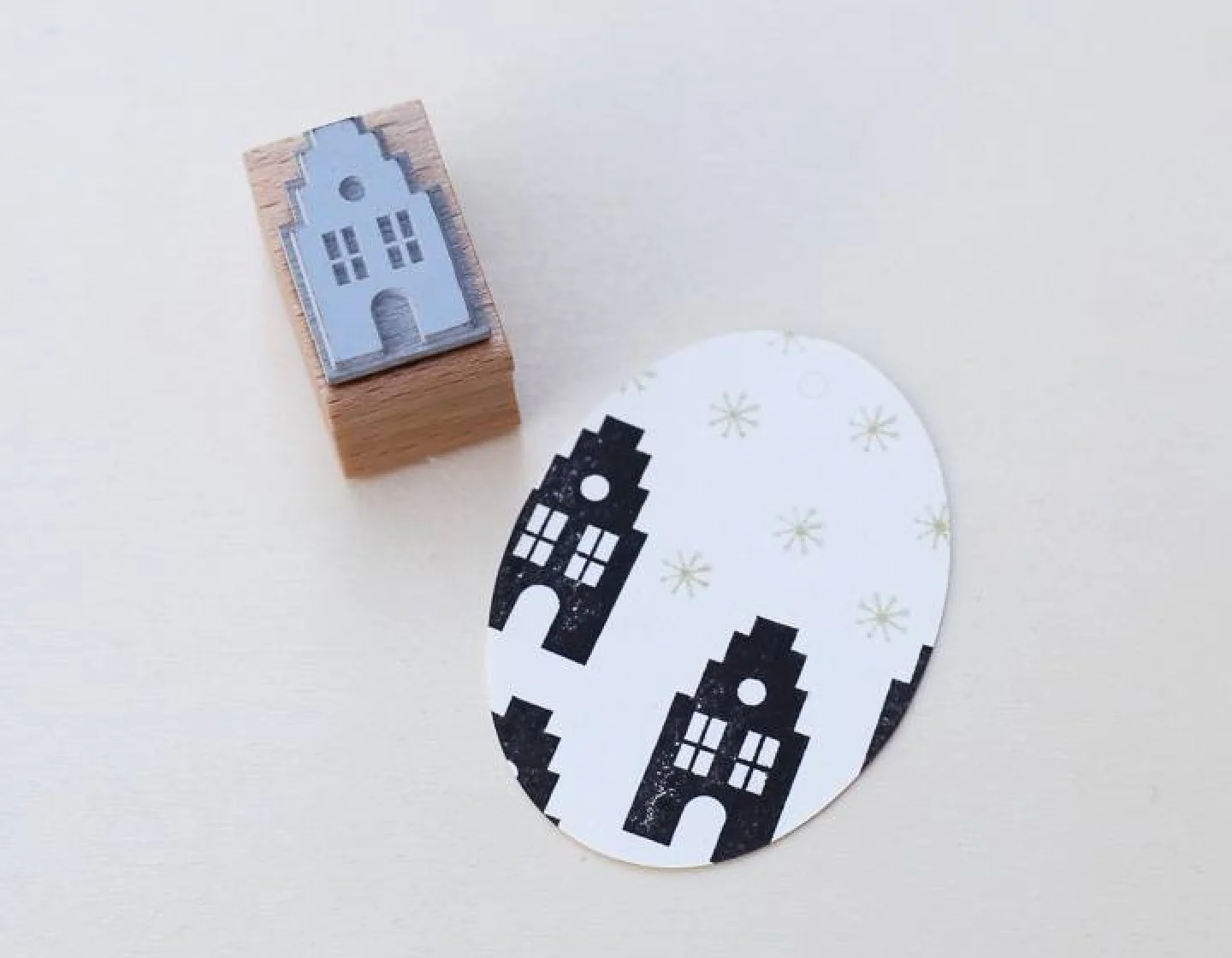 Houten stempel-Perlenfischer-poorthuisje.