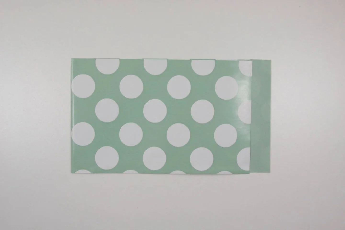 Zakje-papier-mintgroen-witte stippen-per.
