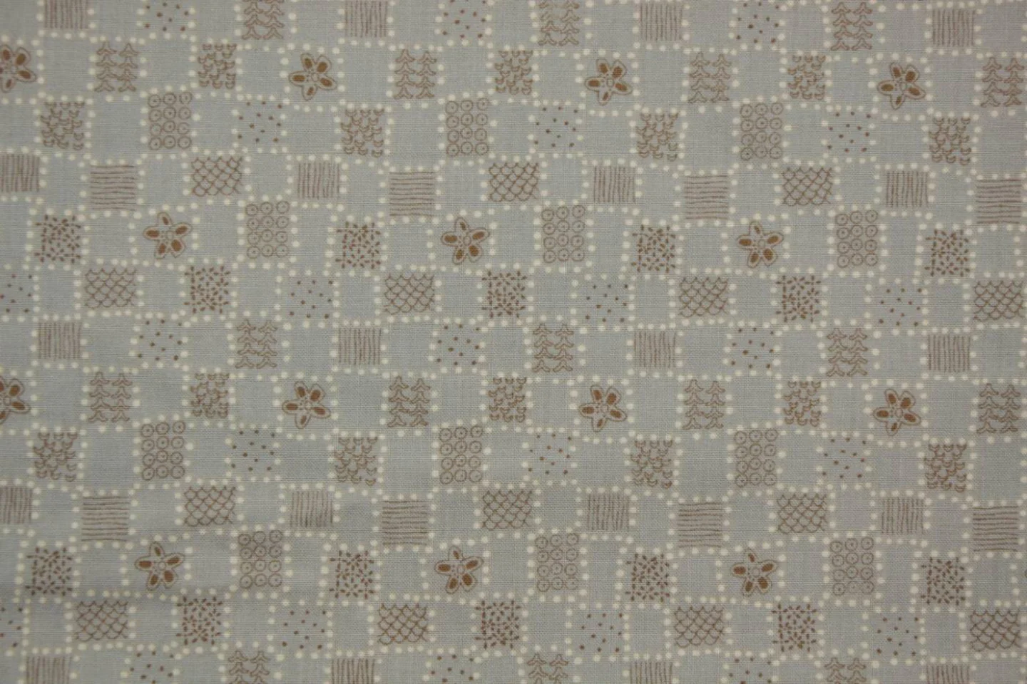 quiltstof-grijsblauw-bruin-blokjes-Henry.