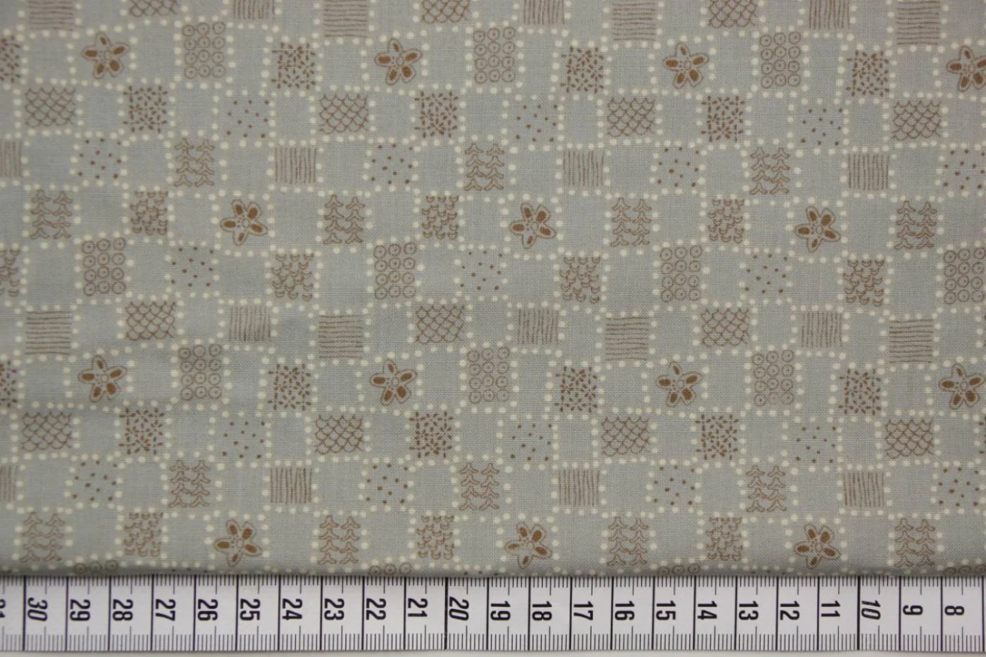 quiltstof-grijsblauw-bruin-blokjes-Henry.