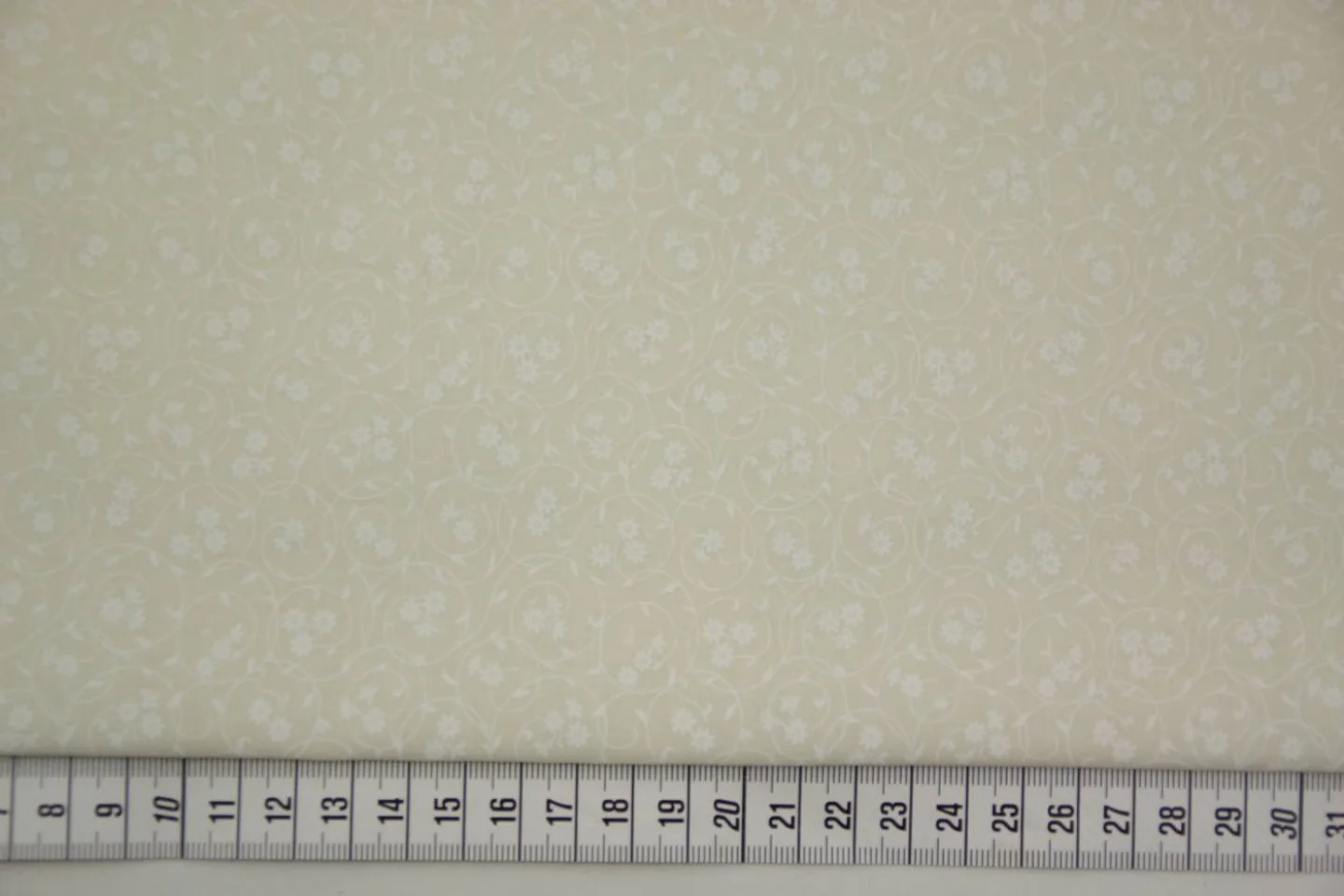 quiltstof-basis-wit op wit-ivoor-takje m.
