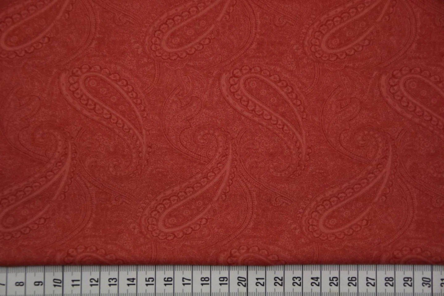 quiltstof-koraalrood-paisley motief-Moda.