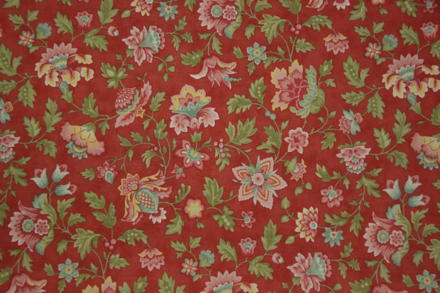 licht- quiltstof-koraalrood-bloemen in g.