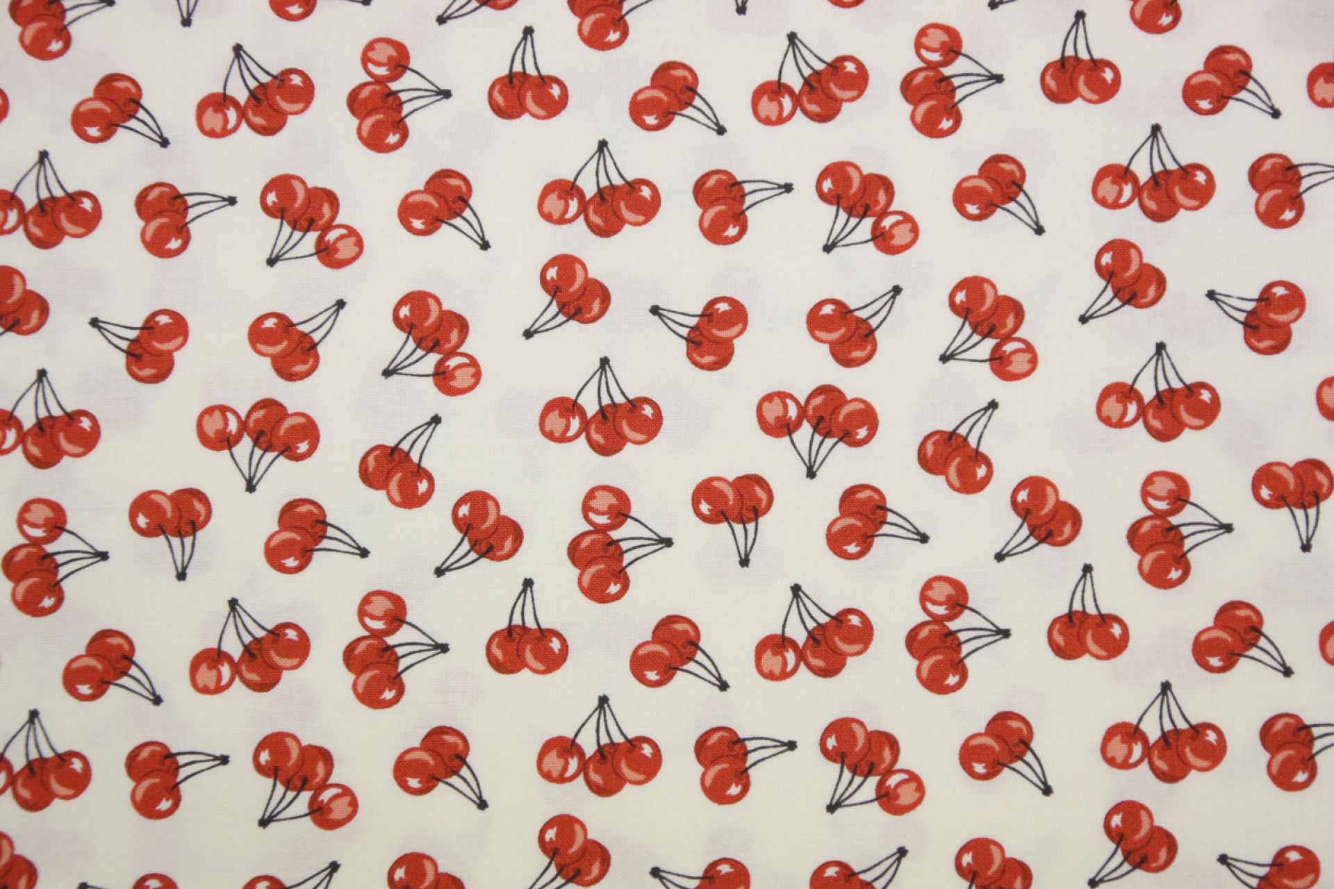quiltstof-Ivoor met rode kersen-Moda fab