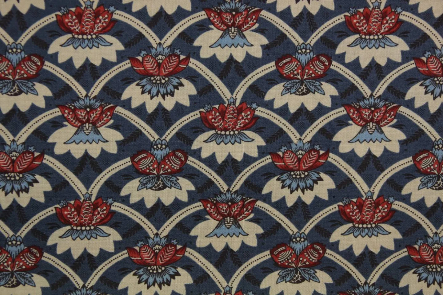 quiltstof-blauw-rood met ecru lelie -Mod.