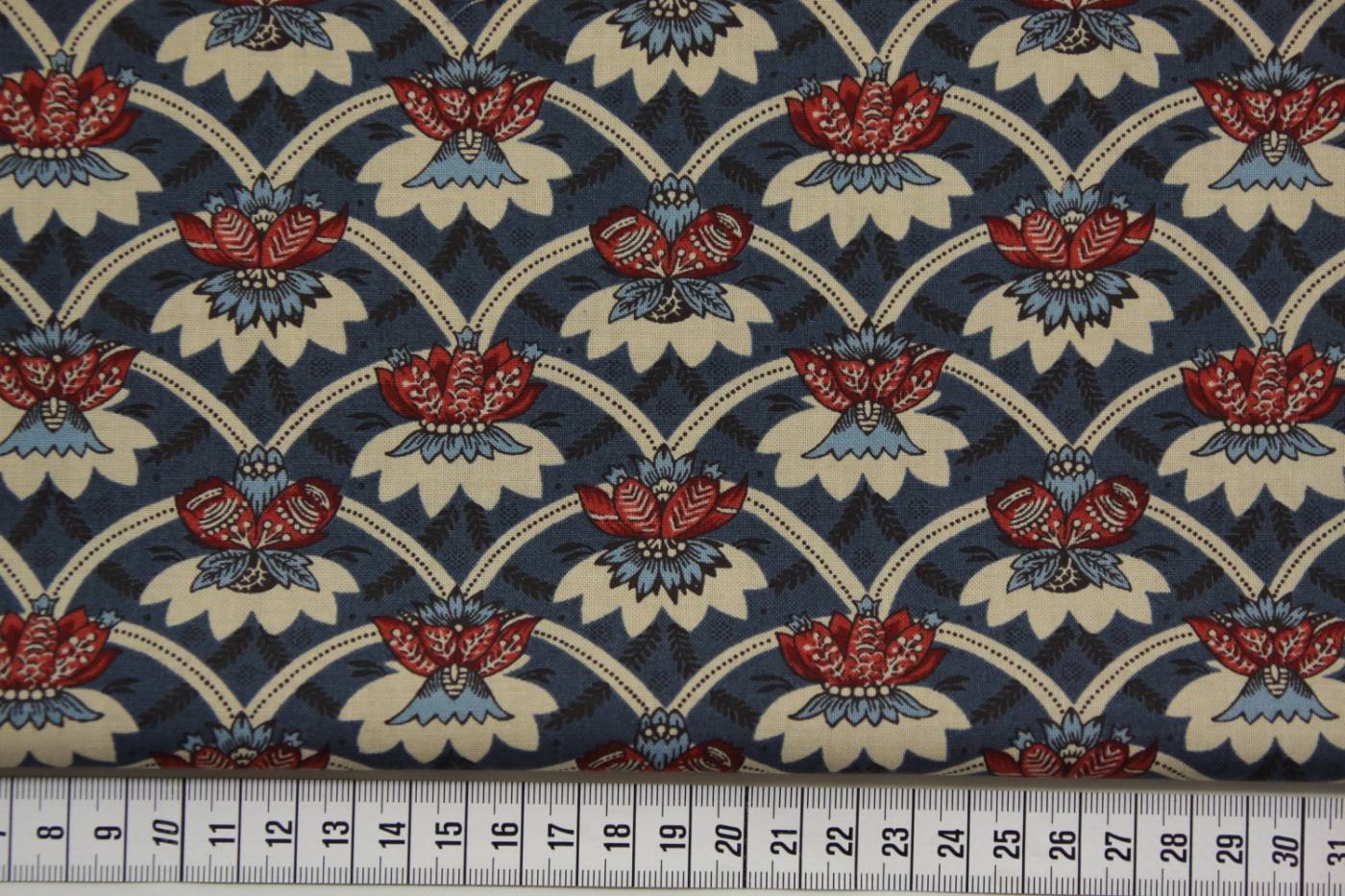 quiltstof-blauw-rood met ecru lelie-Moda