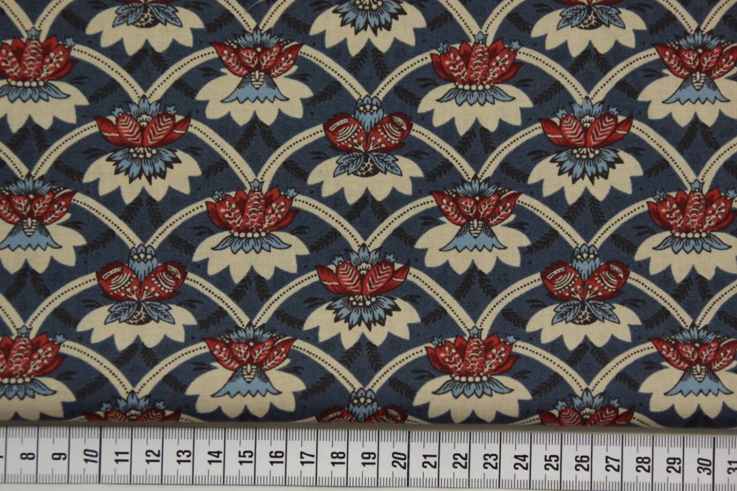 quiltstof-blauw-rood met ecru lelie-Moda.