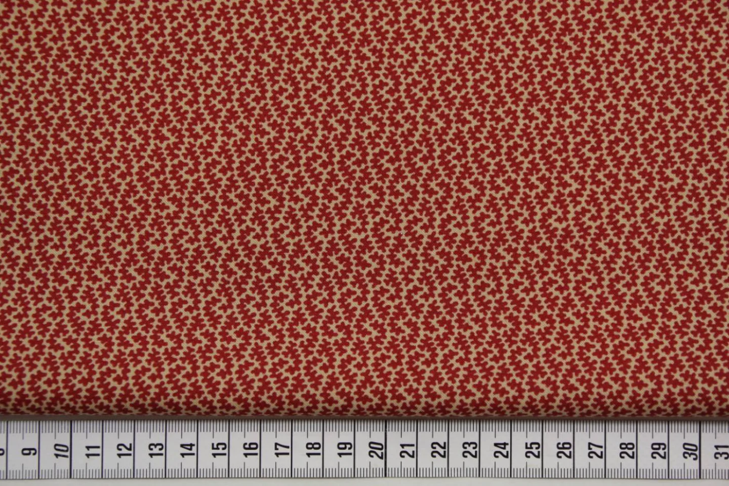 quiltstof-beige-rood motief-Moda Fabrics.
