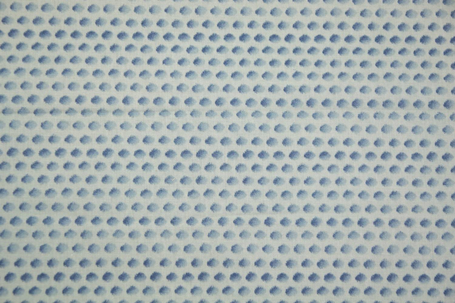 quiltstof-licht grijsblauw met dots van