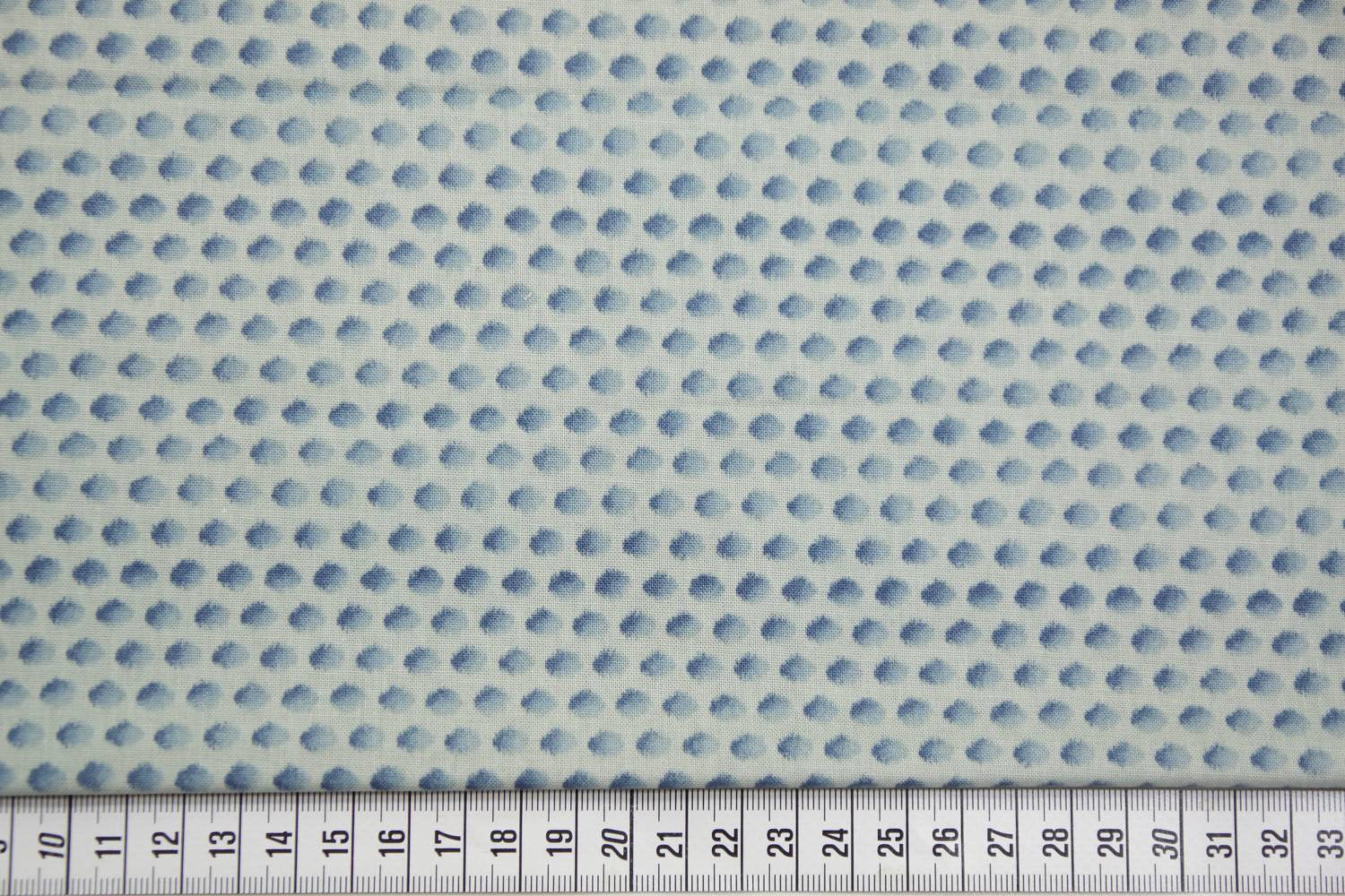quiltstof-licht grijsblauw met dots van