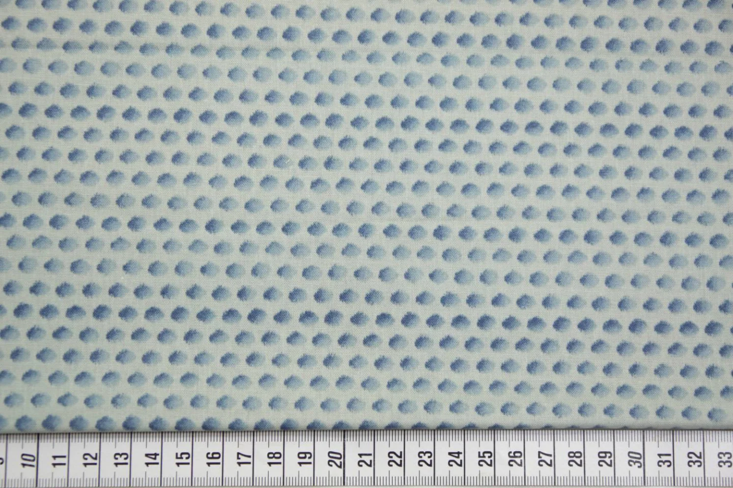 quiltstof-licht grijsblauw met dots van.