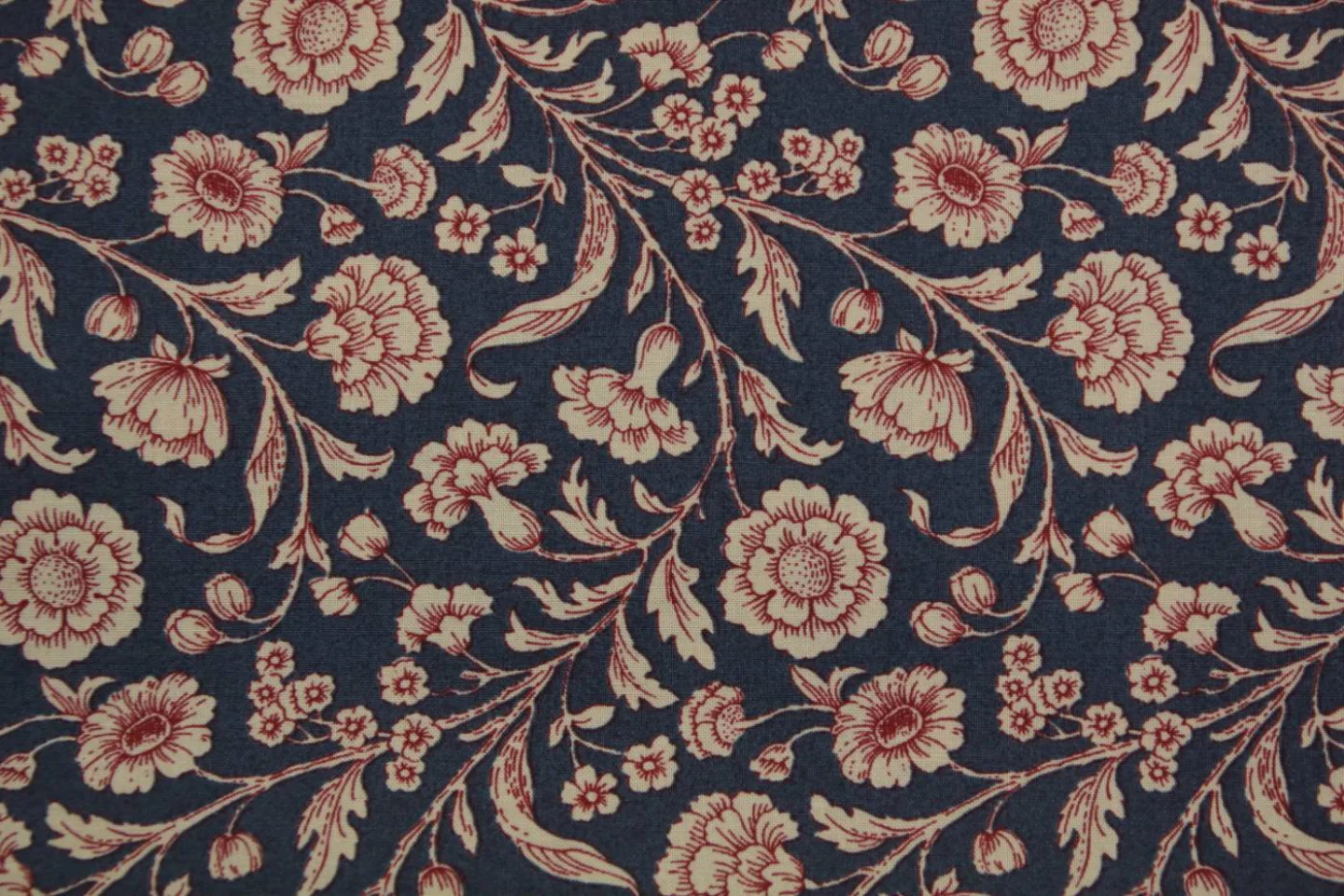 quiltstof-blauw-ecru met rode bloemensli.