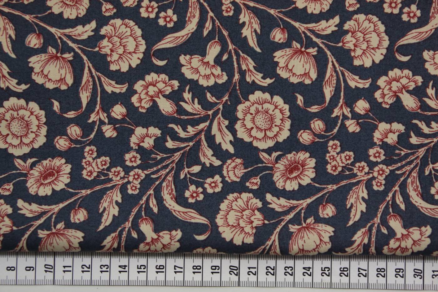 quiltstof-blauw-ecru met rode bloemensli