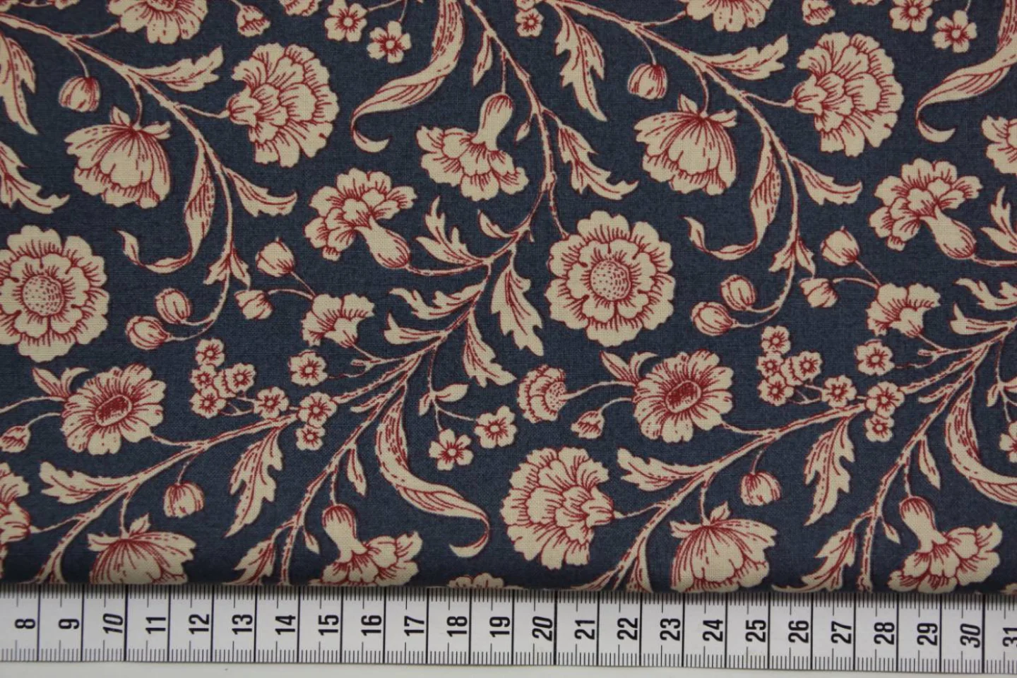 quiltstof-blauw-ecru met rode bloemensli.