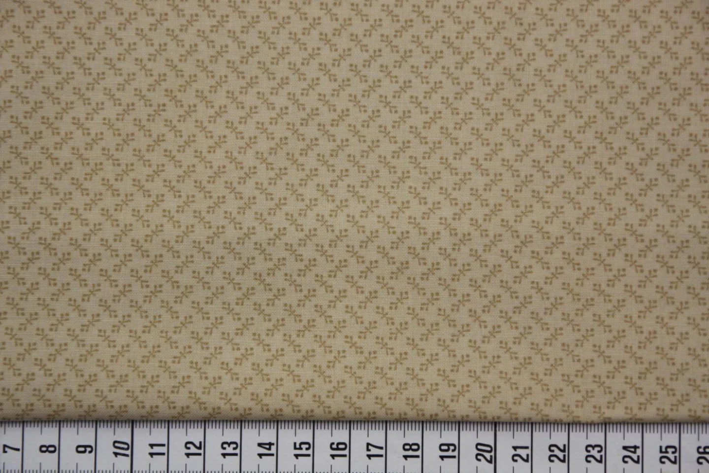 beige-licht bruine motiefjes-Henry Glass.