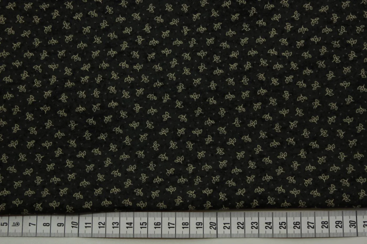 quiltstof-antraciet-ecru blaadjes-Moda-M.
