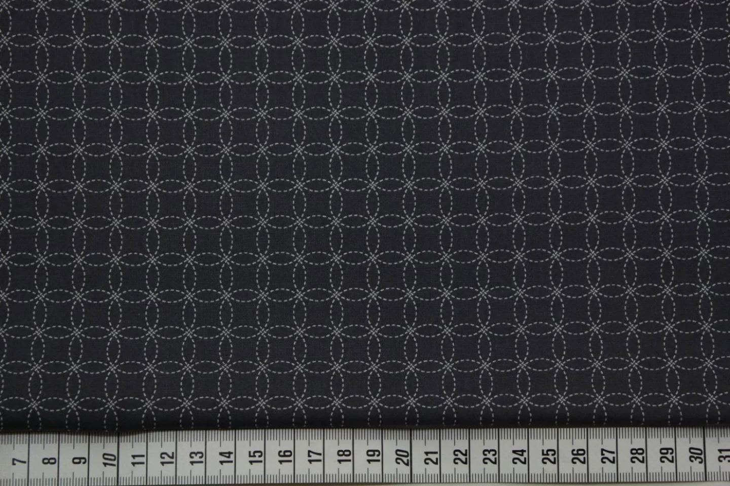 quiltstof-antracietgrijs-motief in wit s.