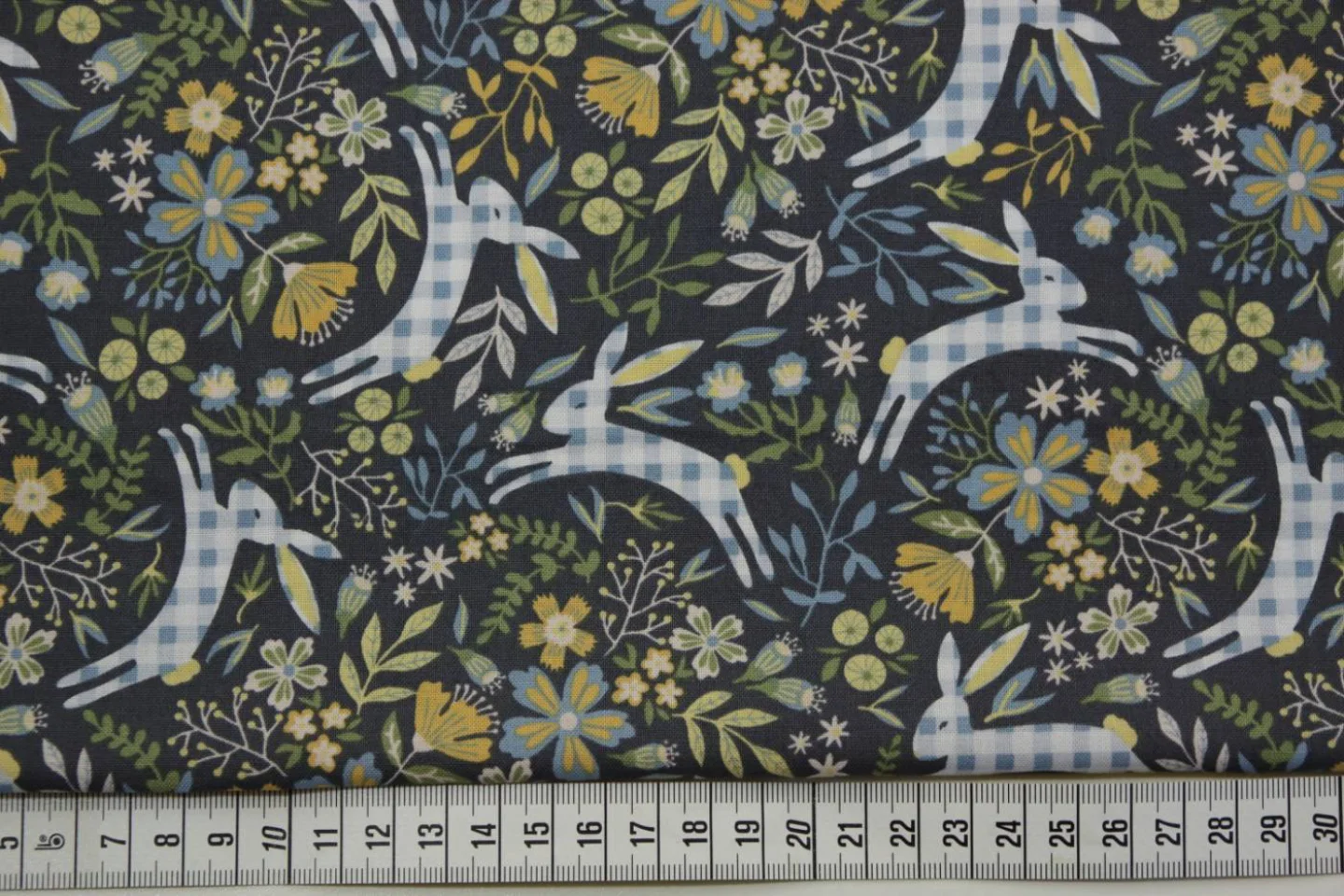 quiltstof-antracietgrijs-bloemen en haze.