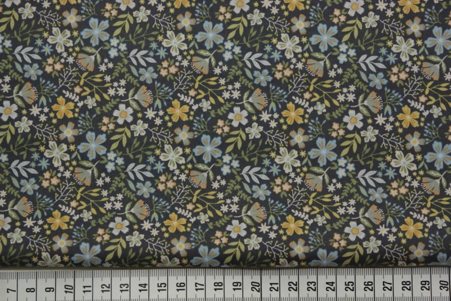 quiltstof-antracietgrijs-bloemetjes-Popp.