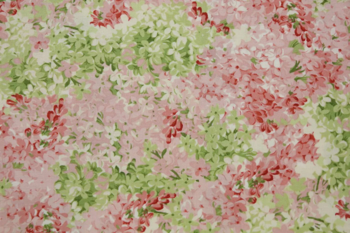 quiltstof-ivoor-roze en groene hortensia.