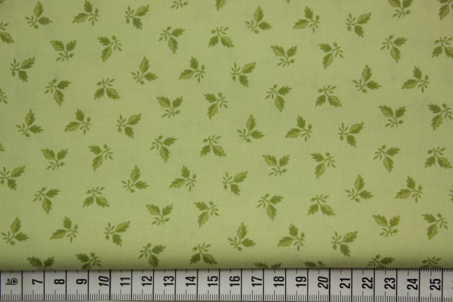 quiltstof lichtgroen-mosgroene takjes-Ma.