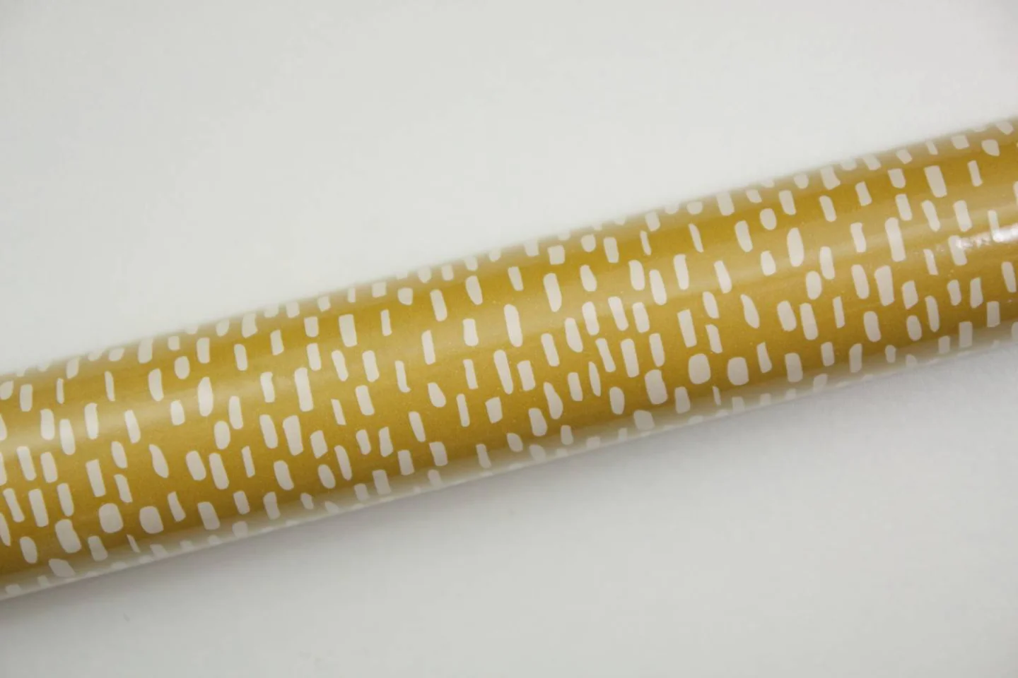 cadeaupapier okergeel hip grafisch yello.