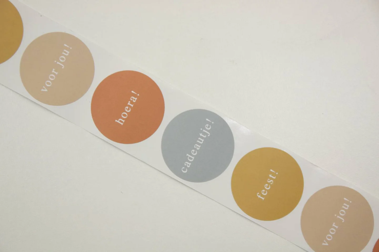 Sluitsticker-rond-in 4  kleuren-35 mm-ho.