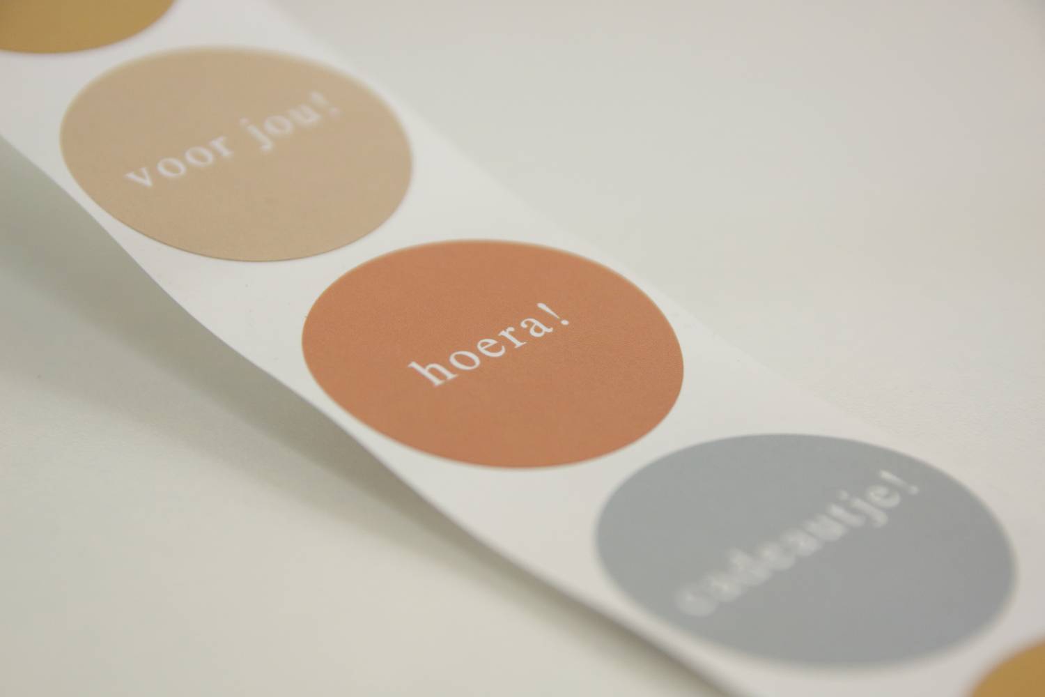 Sluitsticker-rond-in 4  kleuren-35 mm-ho