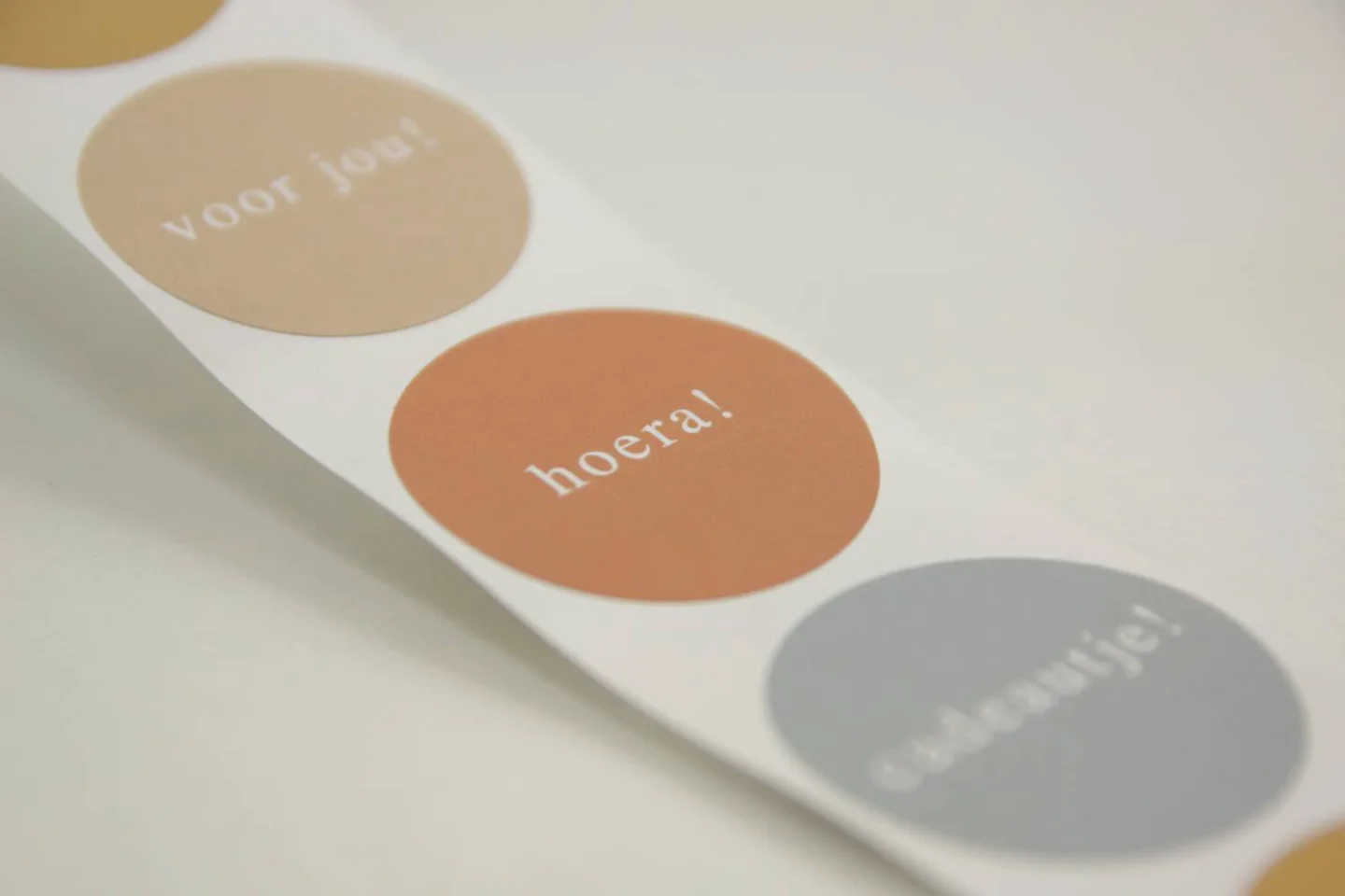 Sluitsticker-rond-in 4  kleuren-35 mm-ho.