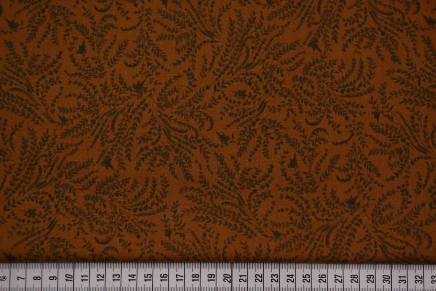 quiltstof-Roestbruin-takjes en vogeltjes.