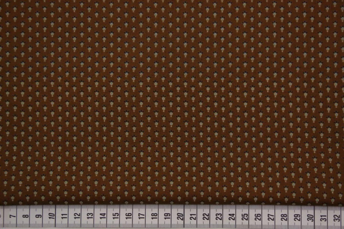 quiltstof-Bruin-motiefje in ecru en blau.