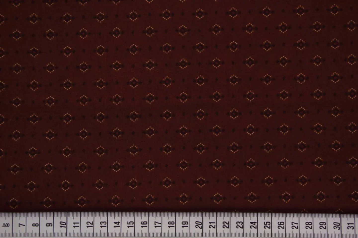 quiltstof-Donkerrood-motief met wybers-H.
