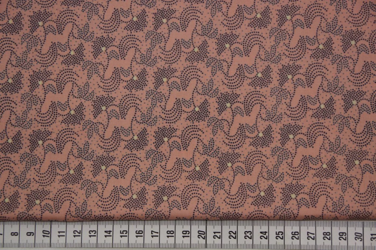 quiltstof-Licht zalmroze-blauw stippelmo.