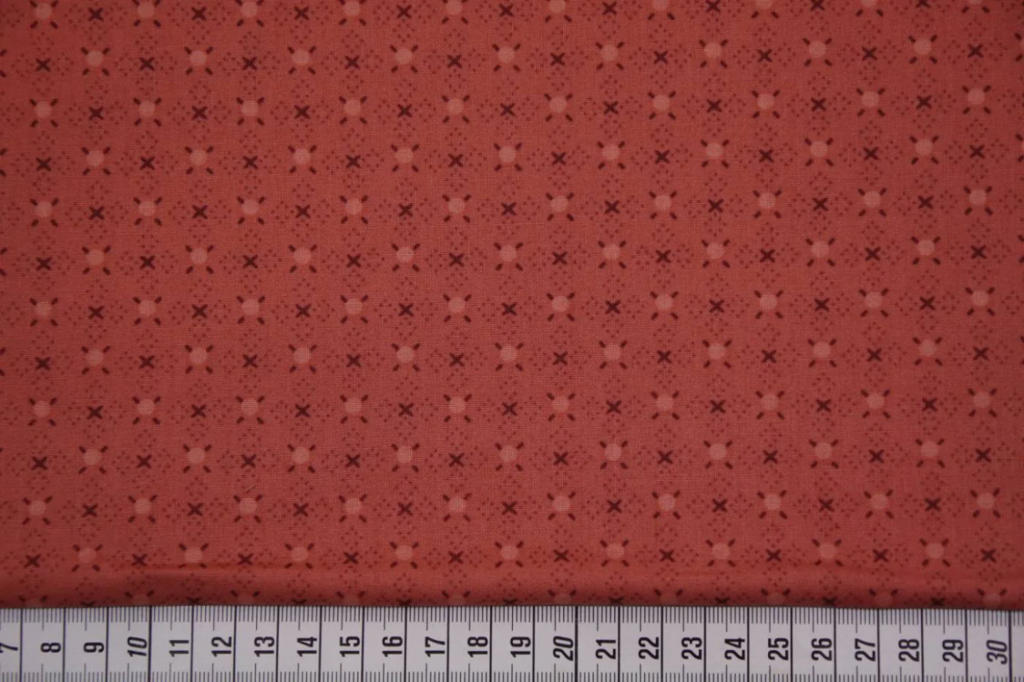 quiltstof-Donker zalmroze-schuine patroo.