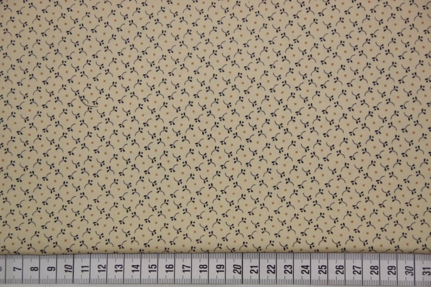 quiltstof-Ecru-donkerblauw motief-Henry.