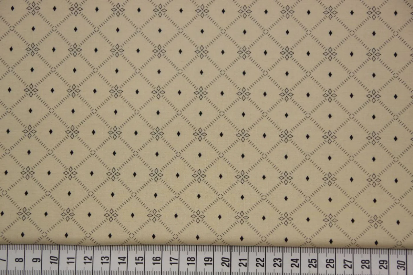 quiltstof-Ecru-donkerblauw ruitmotief-He.