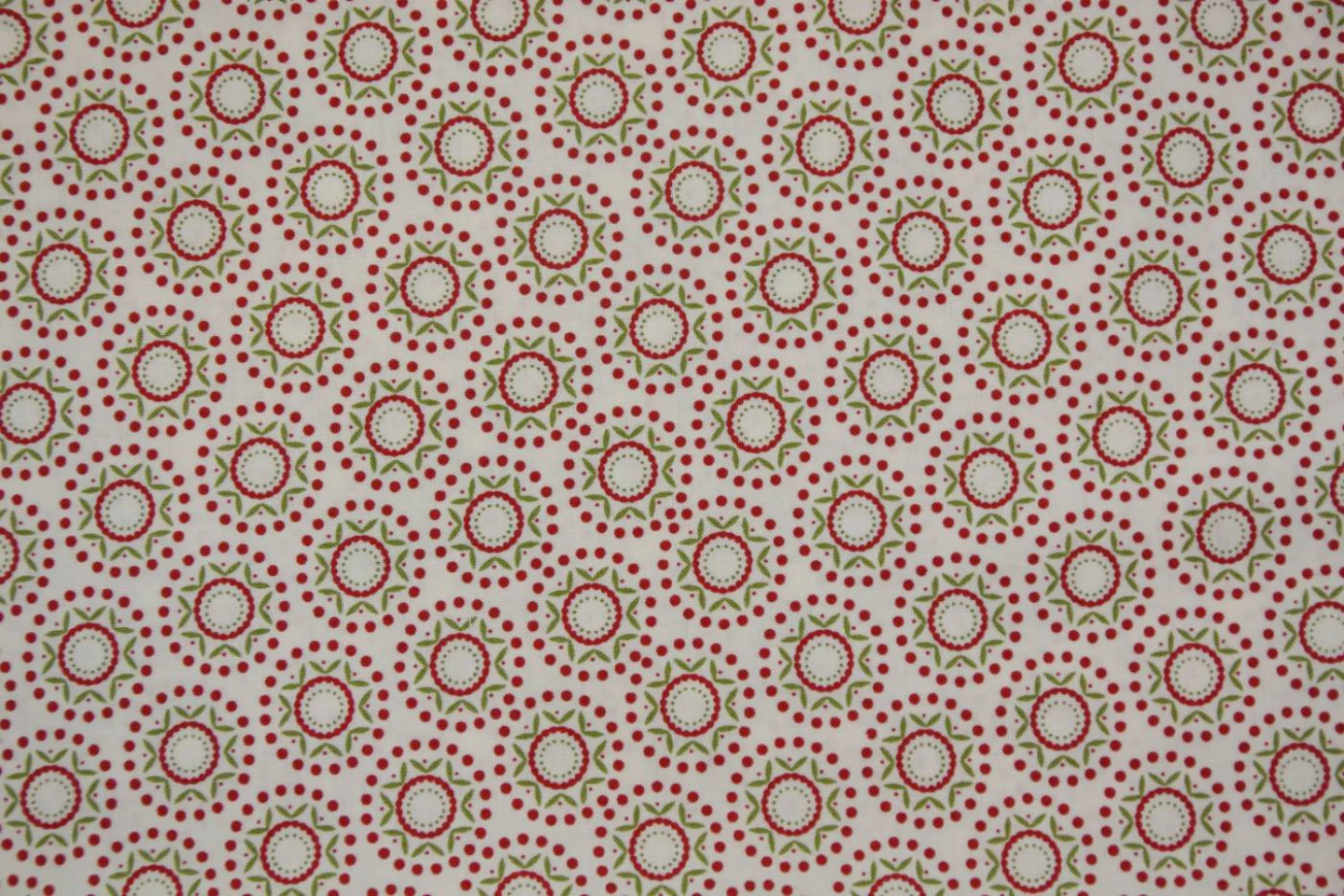 quiltstof-kerst-ivoor-rood met groen-cir.