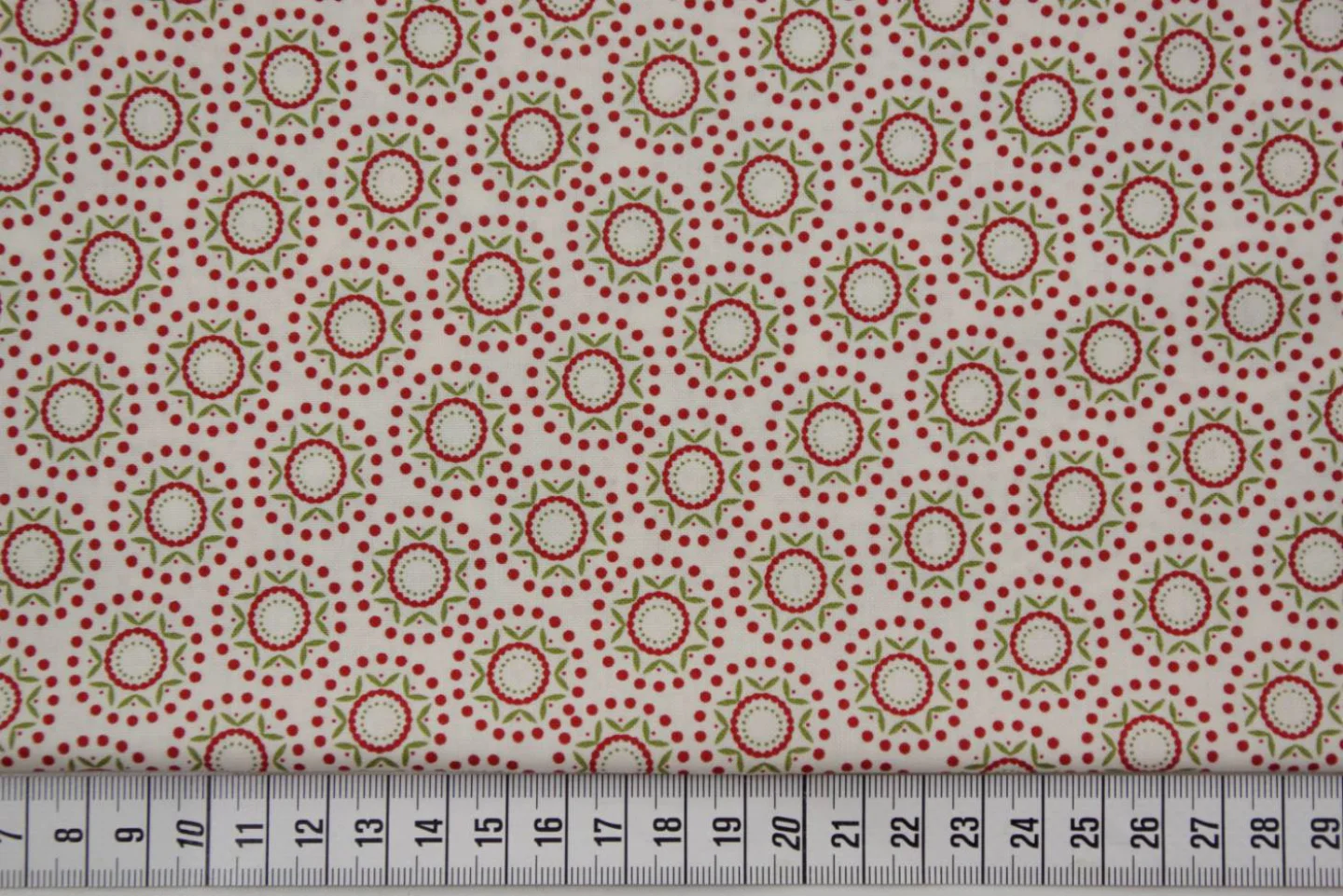quiltstof-kerst-ivoor-rood met groen-cir.